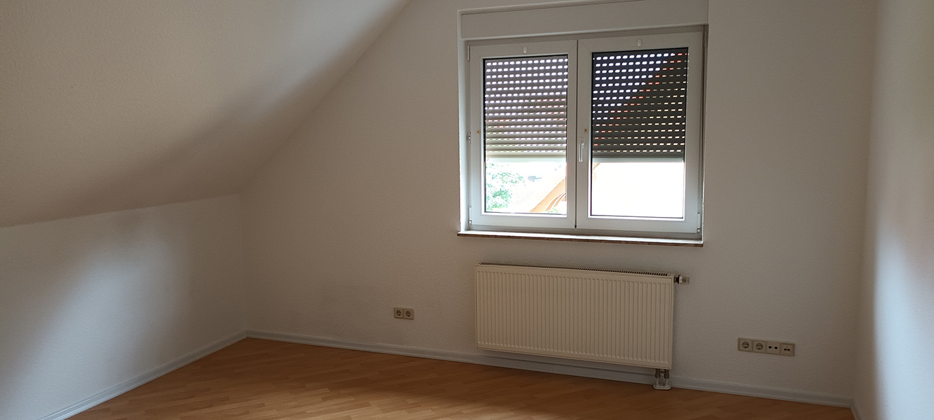 Helles Dachgeschosszimmer mit Fenster und Heizkörper in einem Einfamilienhaus in Nordhausen