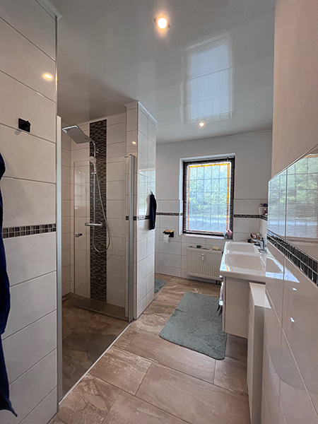 Helles Badezimmer mit Dusche im Zweifamilienhaus mit Baugrundstück Braunschweig