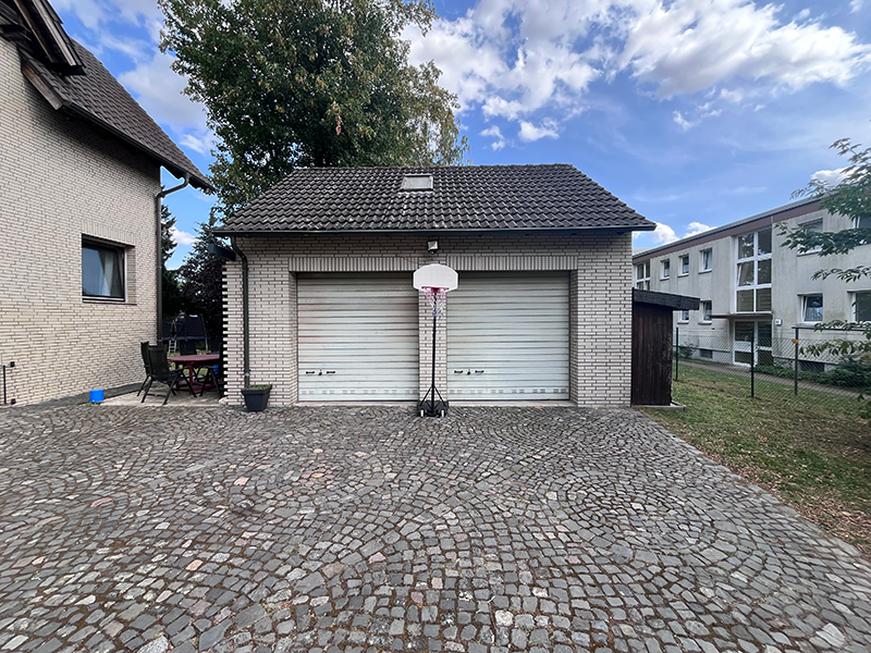 Doppelgarage mit Hof am Zweifamilienhaus mit Baugrundstück Braunschweig
