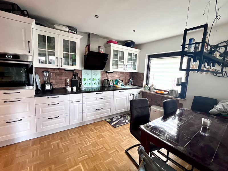 Moderne Einbauküche mit Essplatz im Zweifamilienhaus Braunschweig