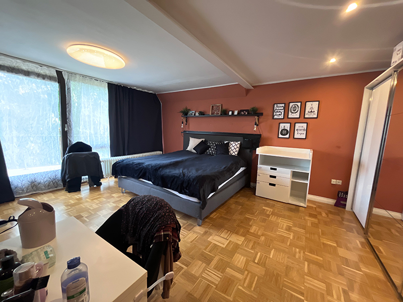 Modernes Schlafzimmer im Zweifamilienhaus mit Baugrundstück Braunschweig